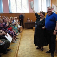 Владимир Солошенко вручил победителю конкурса планшет